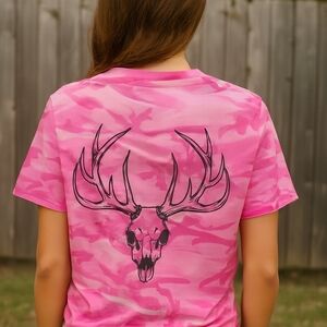 🦌 Deer Skull Antler Graphic Tee – Rustic Outdoors Western Style - Pink Camo